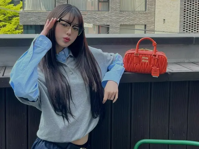 IVE's Jang Won Young looks good in these types of glasses too!