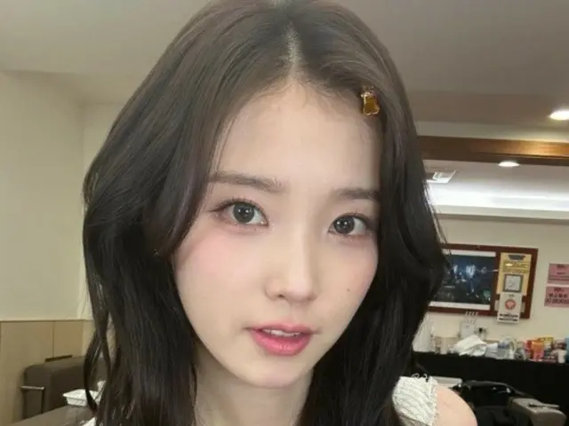 IU's pure beauty explodes... an emotional Taipei concert