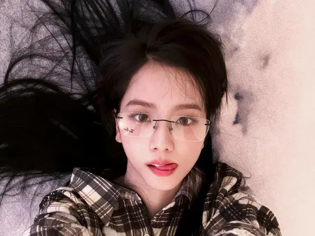 "BLACKPINK" Jisoo, why is she so cute even when lying down or wearing glasses?