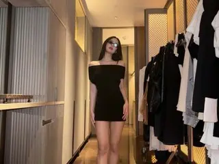 BLACKPINK's JENNIE, in a mini dress that shows off her beautiful legs