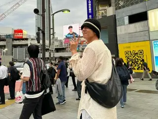 Actor Chae Jong Hyeop snaps a picture of himself with a billboard in Shibuya... "It's me"