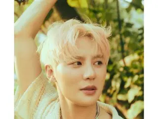 Jun Su (Xia) reveals concept photo for new song, a golden visual in the forest