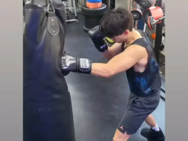 2PM's Taecyeon reveals recent footage of him hitting a punching bag... "It's so hard I feel like I'm going to die..."