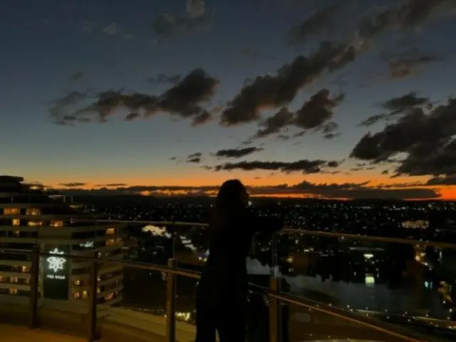 Choi Ji Woo, a beautiful silhouette from behind