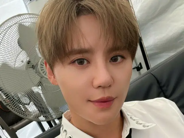 Jun Su (Xia) makes her presence known with a slogan... her dazzling visuals are dazzling