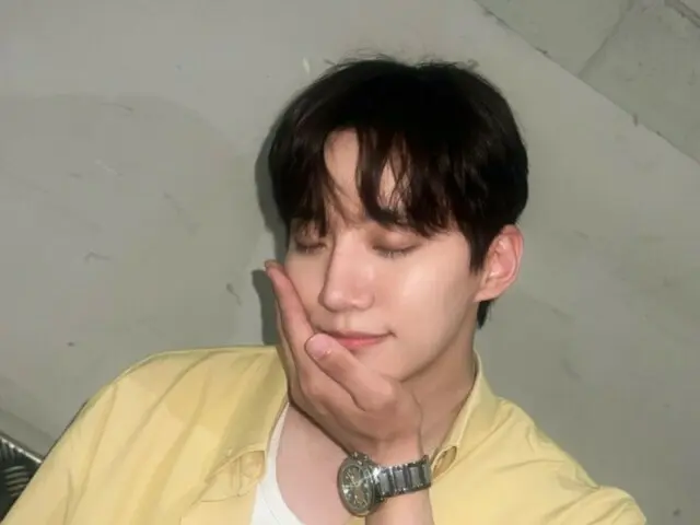 2PM's JUNHO, dazzling visuals even in a simple shirt style