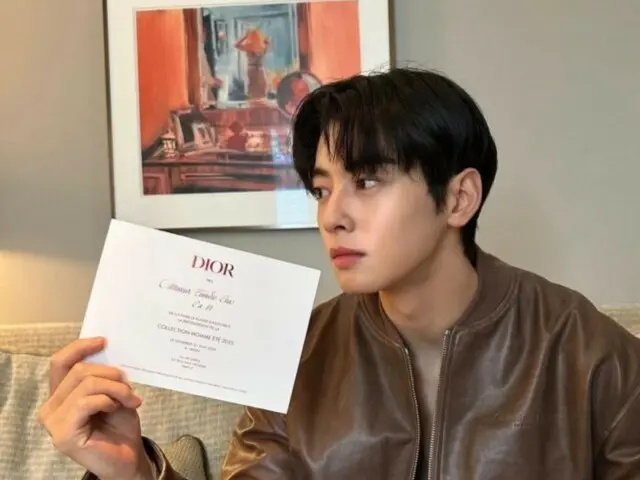 ASTRO's Cha EUN WOO, the prince of Dior who looks picturesque even when just sitting