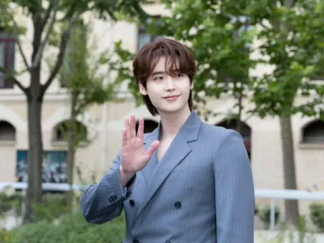 Lee Jung-seok, chic and gorgeous suit style...stands out even more in Paris