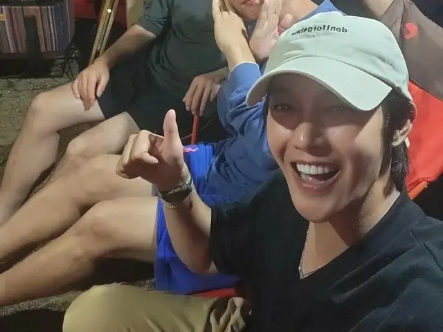 Kim Hyun Joo (Rida) camps with his military colleagues... military ties