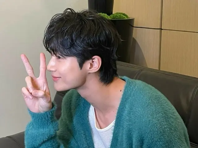 Actor Byeon WooSeok, sharp profile and peace sign... amazing visuals