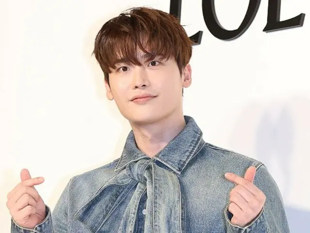 [Photo] Actors Lee Jung-suk and Jang Ki Yong attend the photocall event to celebrate the opening of the "CASA LOEWE Seoul" store