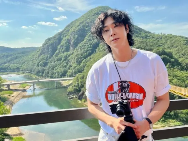 "TVXQ" Yunho (U-KNOW) enjoys nature... looking even more refreshing in white top and bottom