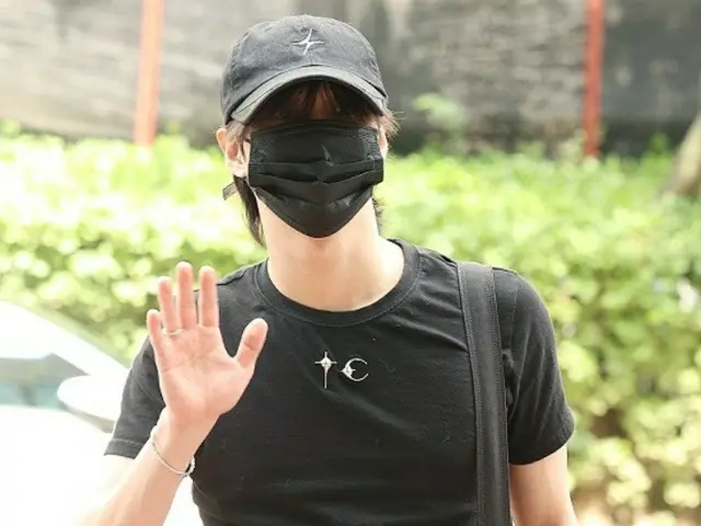 [Photo] "SHINee" TAEMIN & actor Cho JungSeok arrive to work at KBS for "ZICO's Artist"