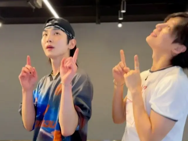 SHINee's KEY also joins in the challenge to sing TAEMIN's new song "Sexy In The Air"! (Video included)