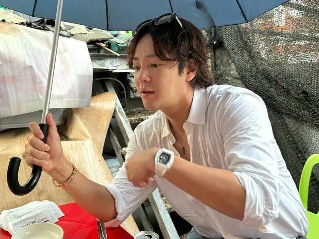 Jang Keun Suk, the uncompromising prince of Asia... "Battling the wind and rain to eat a whole chicken"