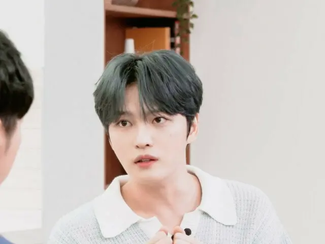 JAEJUNG is engrossed in talking about science… what’s so interesting about it?