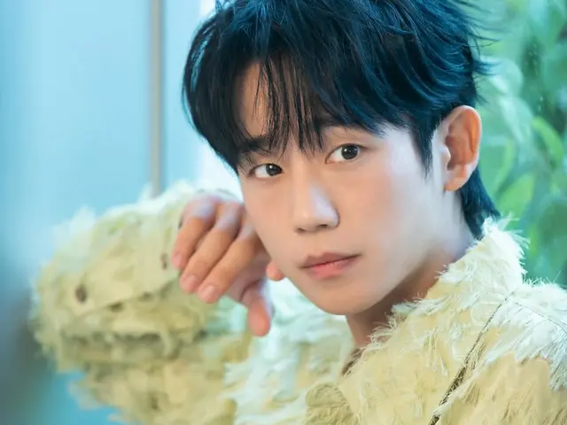 Actor Jung HaeIn reveals behind-the-scenes photos from his pictorial shoot... Cut B looks like Cut A