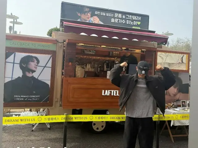 TVXQ's Changmin and SHINee's Minho receive a cafe car as a gift for their first solo concert! ... Overflowing with love for their juniors