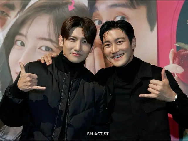 TVXQ's Changmin and SUPER JUNIOR's Siwon, a heartwarming photo of the two... Participating in the pre-release stage greeting for the movie "It's a Fairy Tale, but Teens Are Not Allowed to View"
