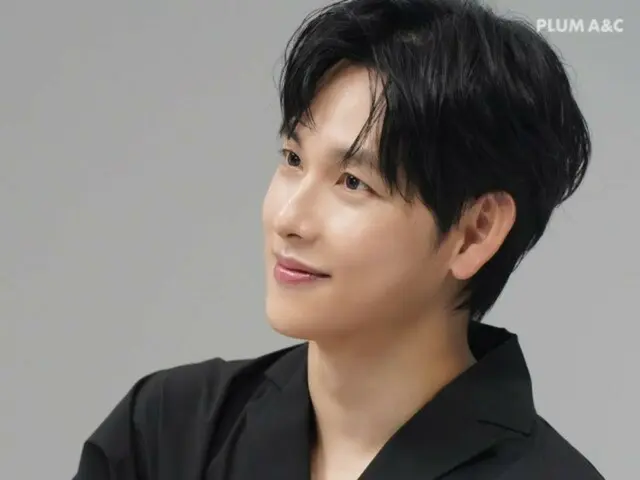 Lim Siwan shows off two different charms in white and black