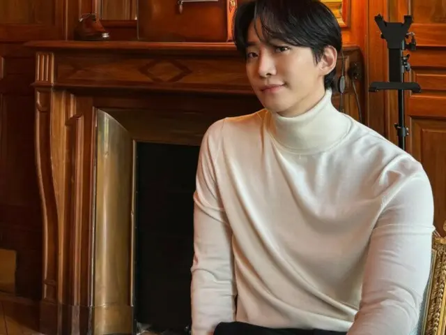 2PM's JUNHO reveals his relaxed daily life in Paris... He looks great even in a white knit sweater