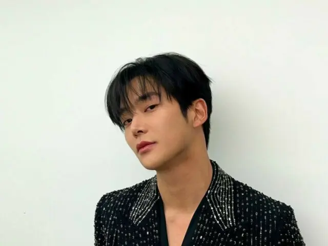 Ro Woon (SF9) exudes a sexy and gorgeous aura