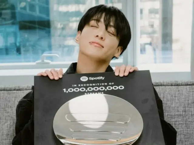 BTS' JUNG KOOK achieves 3 Spotify "1 billion streaming commemorative plates"! ... and adds another one