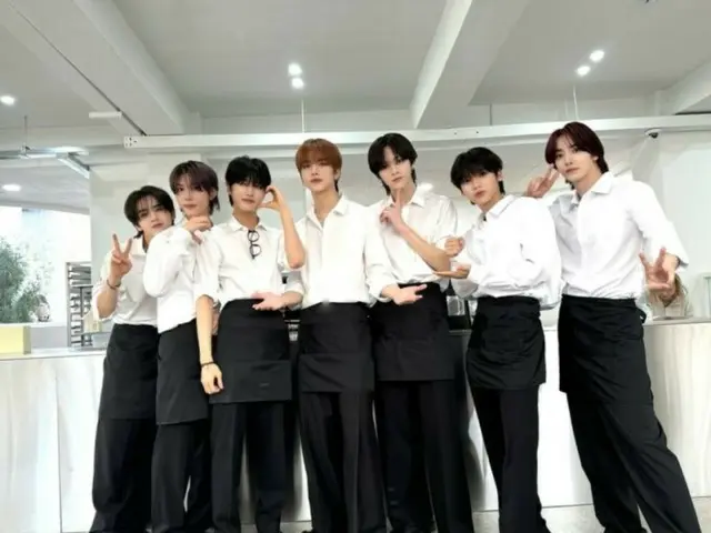"n.SSign" exudes a sexy charm in white shirts and aprons... "I want to go to a cafe like this"