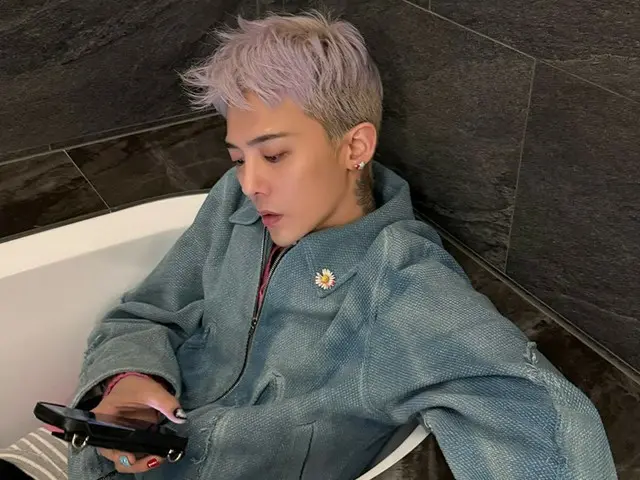 G-DRAGON (BIGBANG), a sharper Fei-sin line... Also released a photo taken in a bathtub