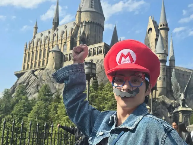 "EXO" XIUMIN enjoys USJ dressed as Mario... does the beard suit him surprisingly well?!
