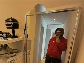 Seo In Guk shows off his fashion sense in a mirror shot...he looks cool even without seeing his face!