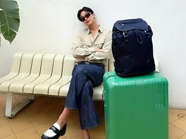 Ro Woon (SF9), sweet and mature like spring rain...Long legs that make his suitcase look small