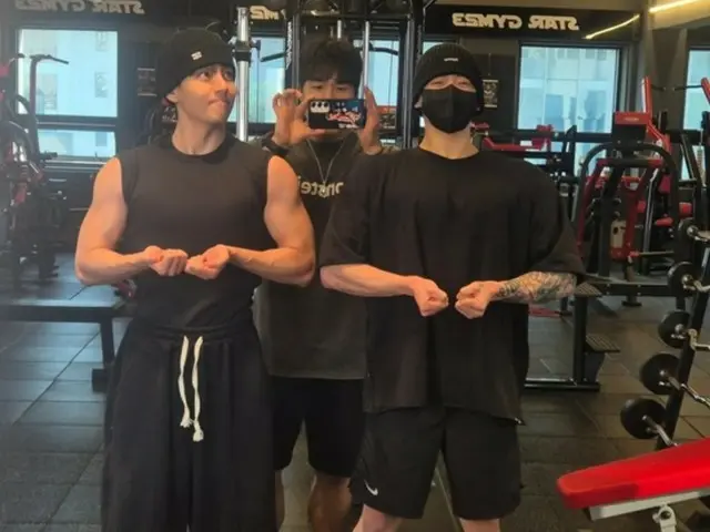BTS' V & JUNG KOOK reveal their muscular, muscular side while defending the country... Even their meeting with actor Song Kang
