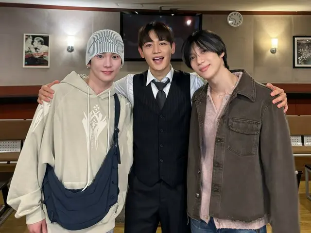 SHINee's Minho finishes the final performance of the play "Rendezvous"... KEY and TAEMIN support him