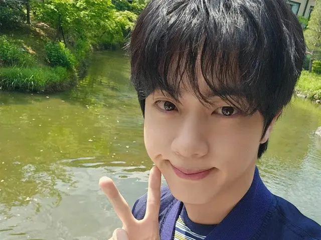 "BTS" JIN, cute peace sign... A special day in Kyoto with Aiba-senpai