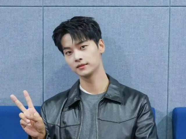 VIXX's N looks cool even just making a peace sign... Behind-the-scenes footage of his appearance on "Inkigayo" revealed