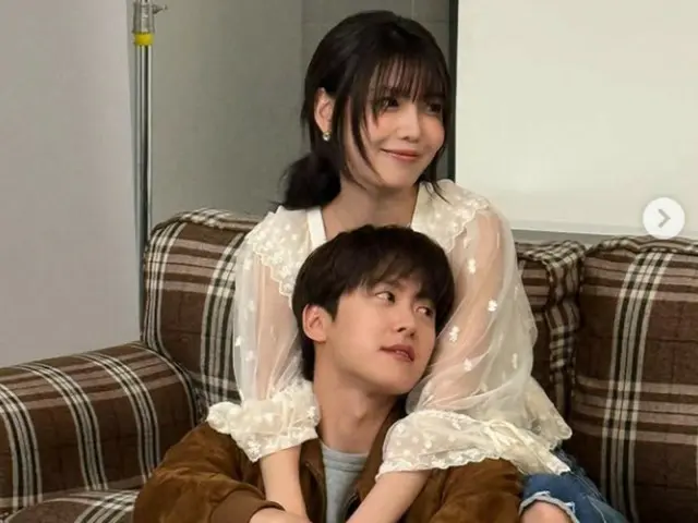 Choi Suyeong hugs Kong Myung from behind in this adorable photo... Jung Kyung-ho looks jealous