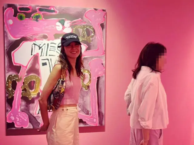 Kong Hyo Jin in pink knit fashion...exhibition seems complete