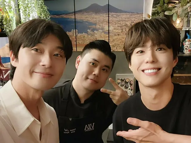 Park Seo Jun & Park BoGum together? A photo with chef Kwon SungJun, winner of "Black and White Spoon" and "Naples Mafia"