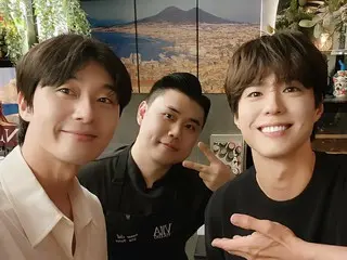 Park Seo Jun & Park BoGum together? A photo with chef Kwon SungJun, winner of "Black and White Spoon" and "Naples Mafia"