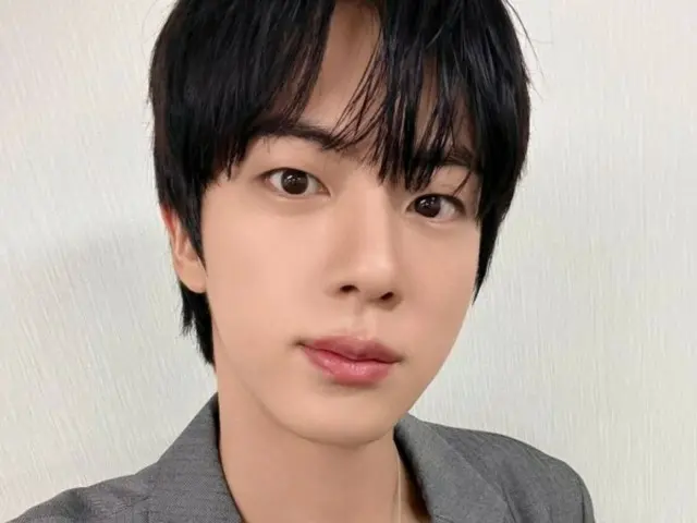 BTS' JIN, warm gaze makes your heart flutter