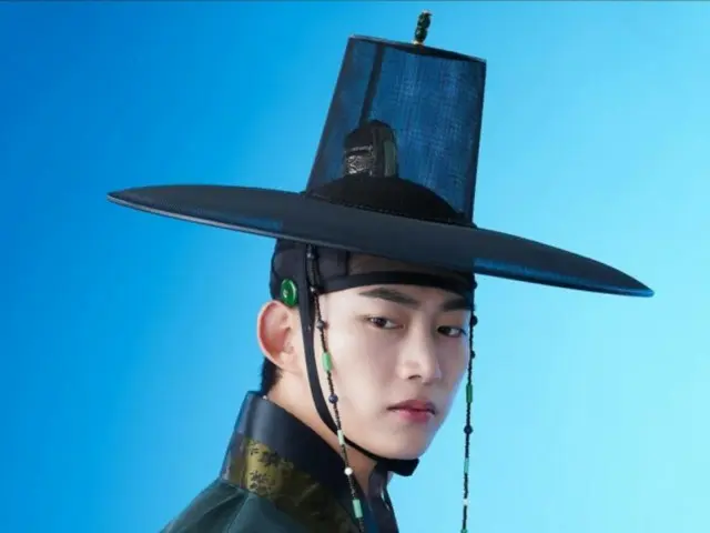 2PM's Taecyeon looks even more dignified and manly in hanbok... like he just jumped out of a comic book