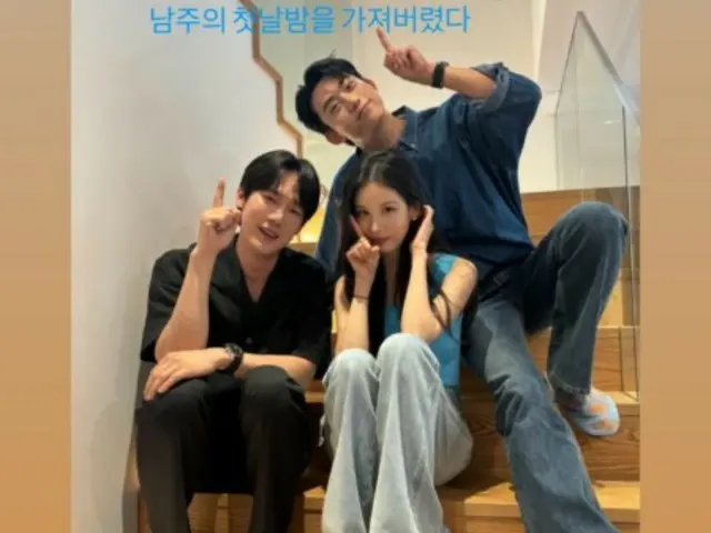 Taecyeon (2PM), Seohyun (Girls' Generation) & Yoo Young pose cutely on the stairs