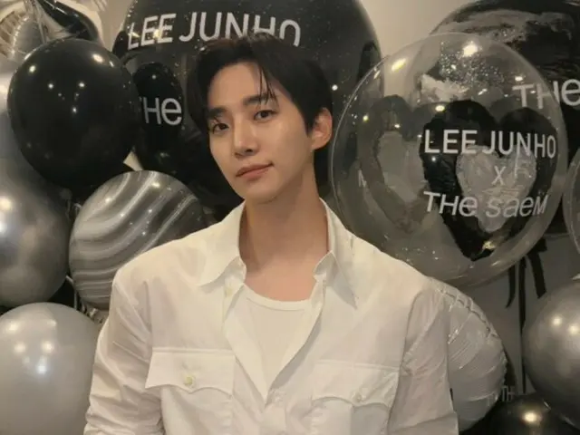 2PM's JUNHO holds autograph session with cosmetics brand for which he is global ambassador