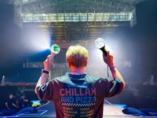 Jaejung signals the start of the Hanoi concert with a muscular back... "I can't wait to run around and have fun with the fans"