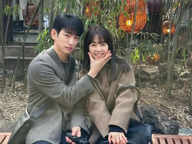 Jin Young (GOT7) and actress Park Bo Young, who are co-starring in "Unknown Seoul", are bursting with romantic chemistry even in between filming
