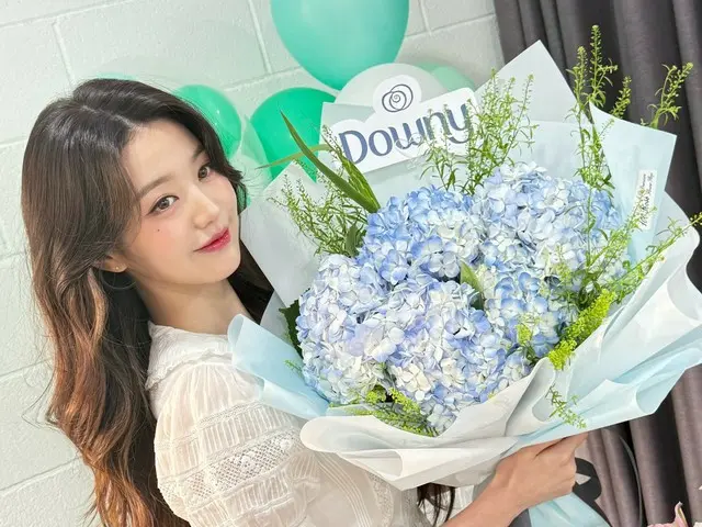 "IVE" Jang Won Young, pure and innocent visuals more beautiful than hydrangeas