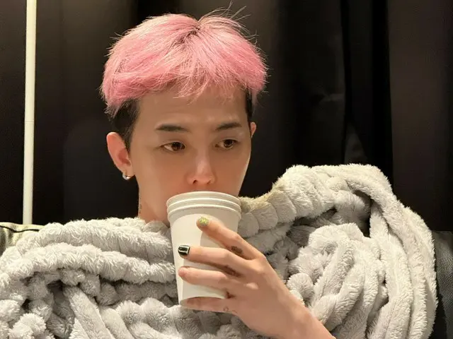 G-DRAGON (BIGBANG) looks great in pink fashion...natural and hip