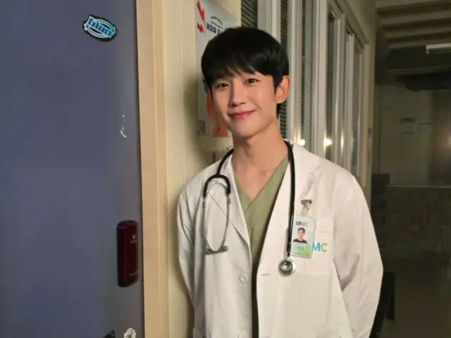 Jung HaeIn shows off her fresh charm as a doctor