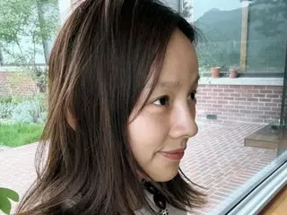 Lee Hyo Ri just smiled... Her natural beauty catches everyone's attention